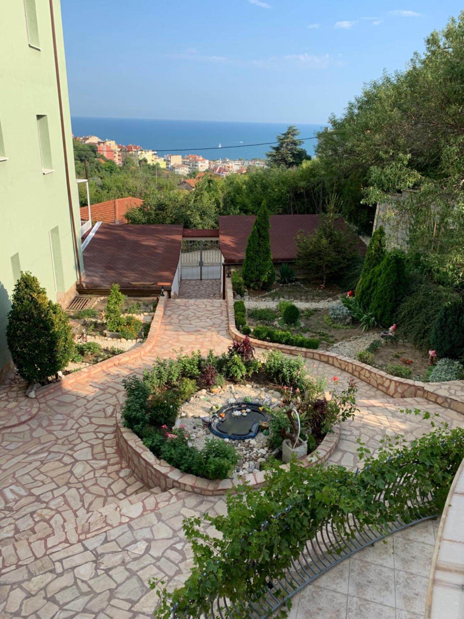 Sunray Guest House, Private Rooms & Apartment With Lovely Sea View Varna Ngoại thất bức ảnh
